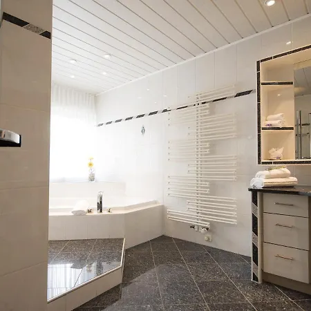 Wein & Wohngut Paulushof ゲストハウス 4*